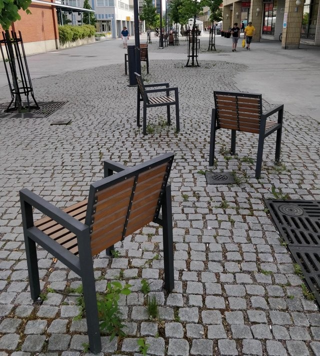 1. Ceux qui visitent la Finlande disent que les habitants ne sont vraiment pas très sociables : est-ce pour cela qu'il y a des bancs publics pour une personne (séparés qui plus est)?