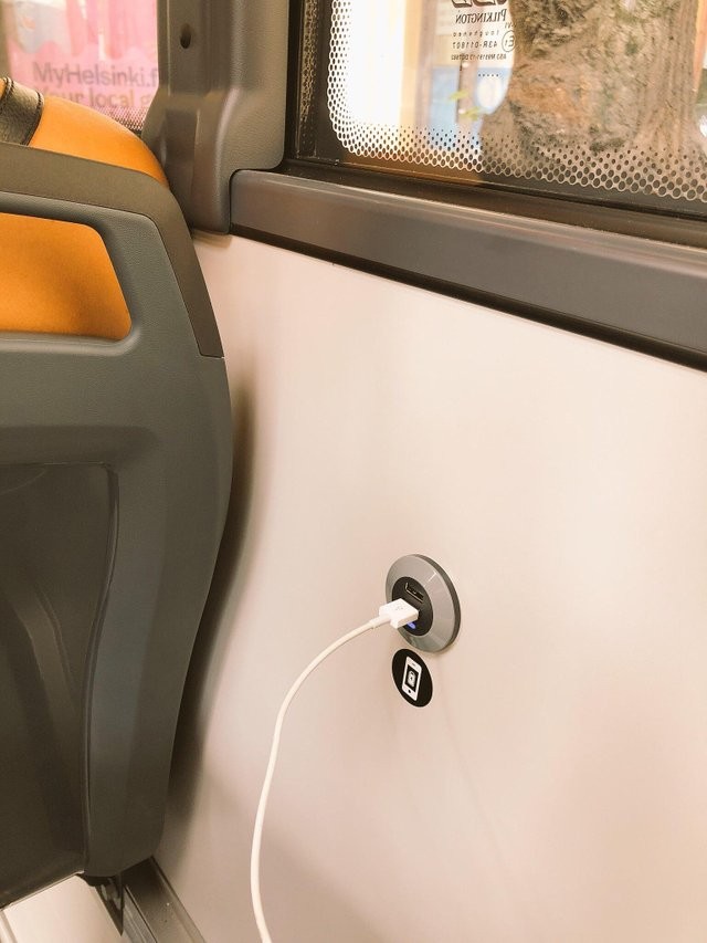 2. La Finlande est un pays technologique : depuis plusieurs années, les bus de transport public sont équipés de ports USB pour charger les téléphones portables pendant les trajets.