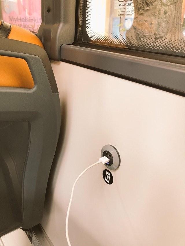 2. Finland mag zich een technologisch land noemen, want sinds enkele jaren hebben ze ook daar USB-aansluitingen in de bus waarmee de mobiele telefoon kan worden opgeladen.