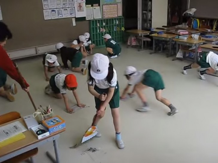 13. Kinder reinigen ihre Klassenzimmer
