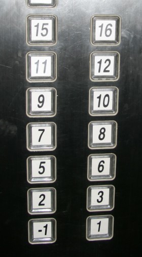 9. In liften geen knop met de vierde verdieping