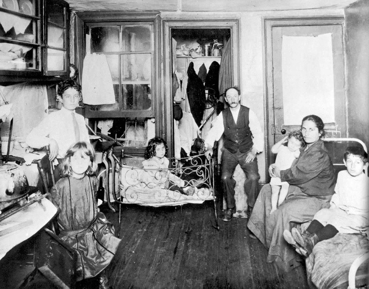 1. Eine Familie in ihrer Einzimmerwohnung im Herzen von New York, 1890.