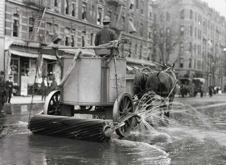10. Straßenreinigung in New York, 1906.