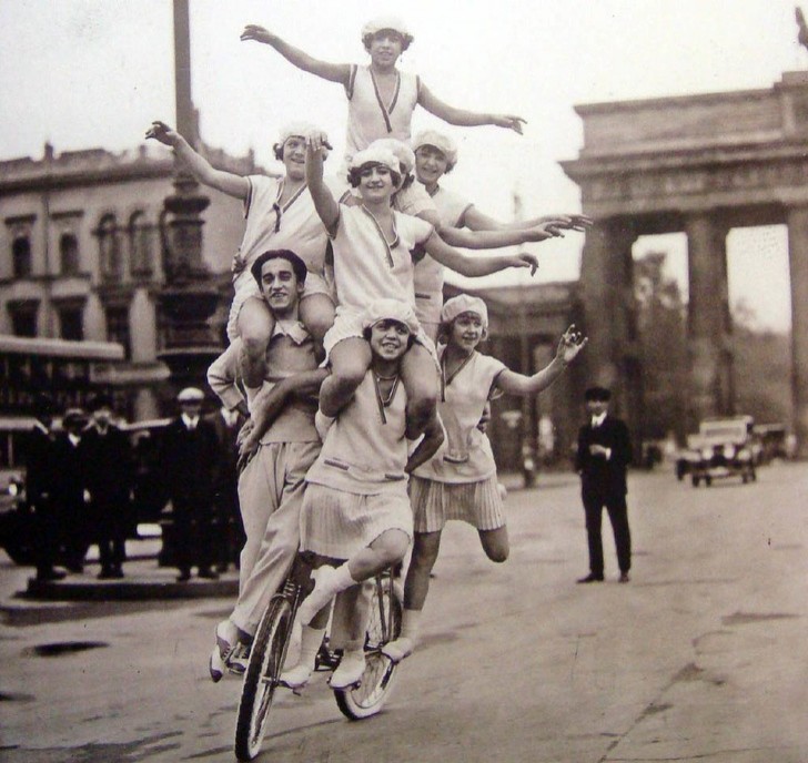 11. Eine Familie von Akrobaten tritt 1920 auf den Straßen Berlins auf.