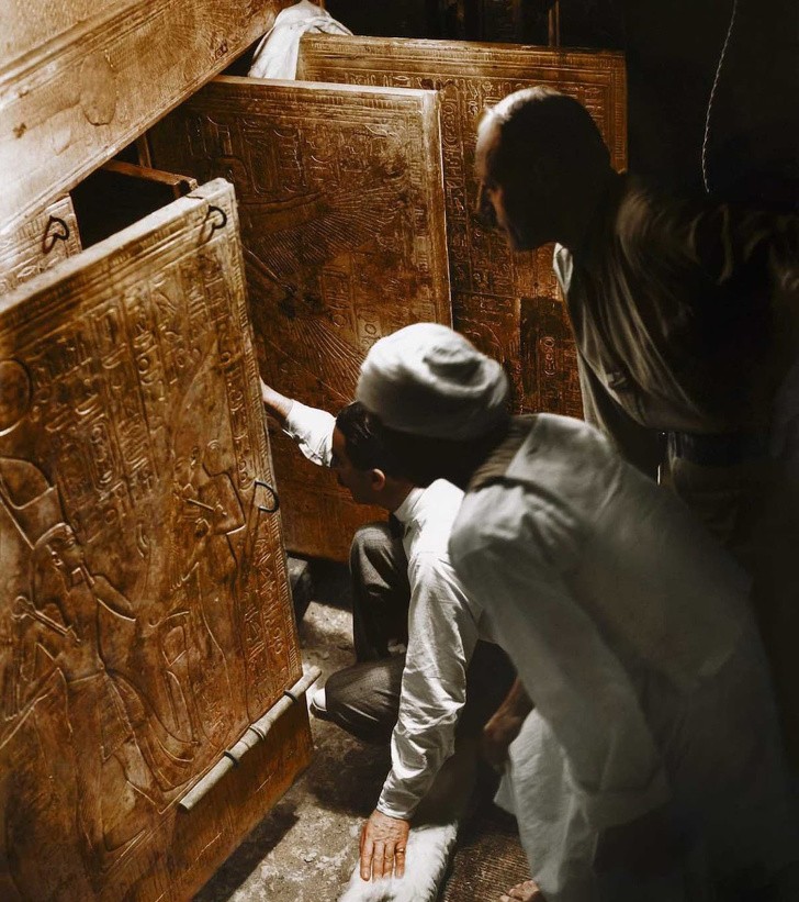 14. L'archéologue Howard Carter et d'autres hommes égyptiens ouvrent pour la première fois la salle contenant le sarcophage de Toutankhamon.