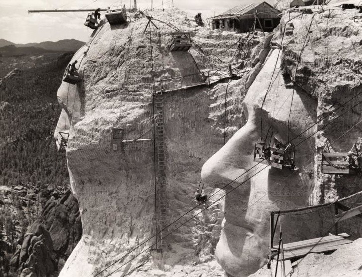 15. Die Skulptur des Mount Rushmore im Bau, 1939.