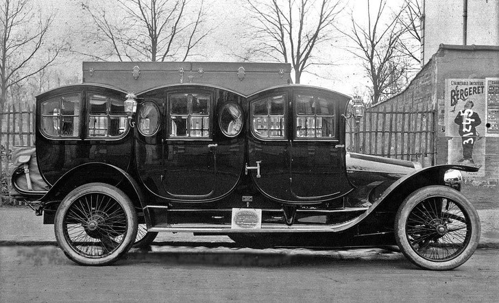 2. Eine der ersten Limousinen in Frankreich, 1910.