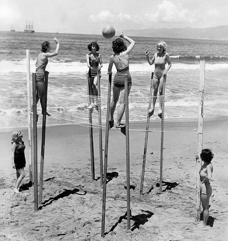 17. Frauen, die Volleyball auf Stelzen spielen, Kalifornien, 1942.