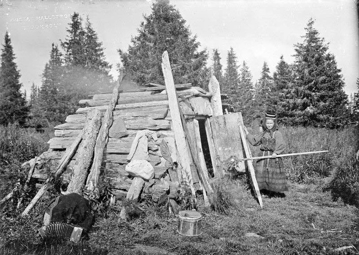 18. Eine Frau zeigt ihr Haus in der russischen Provinz Archangelsk, 1910.