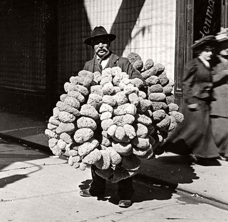 19. Un homme vend des éponges, Vienne, 1904.