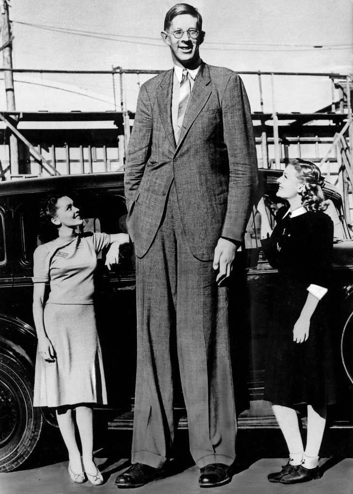 4. Robert Wadlow, officiellement l'homme le plus grand du monde qui ait jamais vécu, avec ses 2,72 mètres de haut.