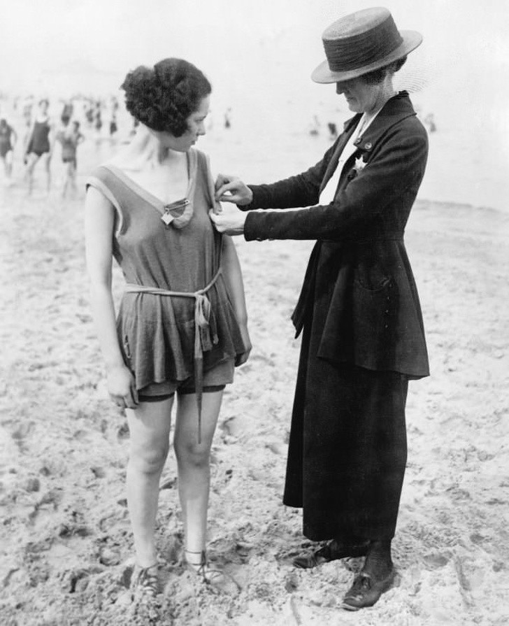 6. Ein Inspektor misst den Badeanzug eines Mädchens, Vereinigte Staaten, 1921.