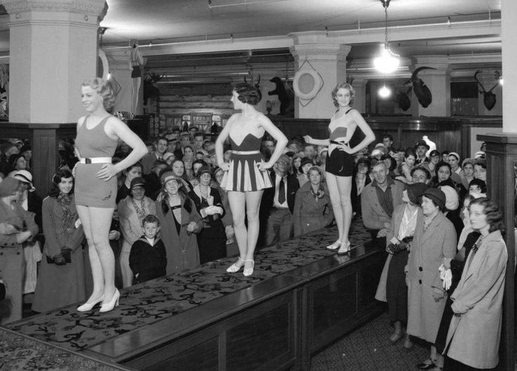 8. Des mannequins montrent les nouveaux maillots de bain lors d'un défilé de mode, Canada, 1932.