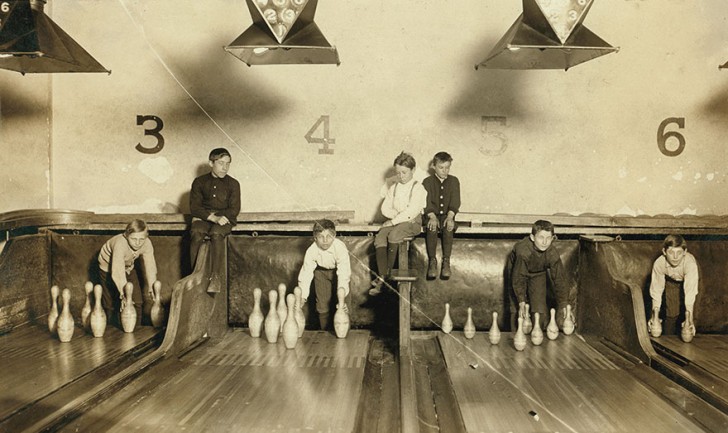11. Un groupe d'enfants travaillant dans un bowling