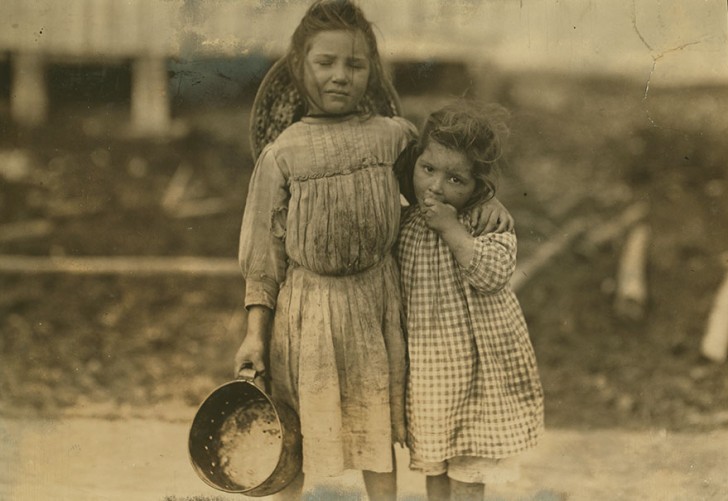 16. Twee zusjes van vijf en drie verzamelen garnalen