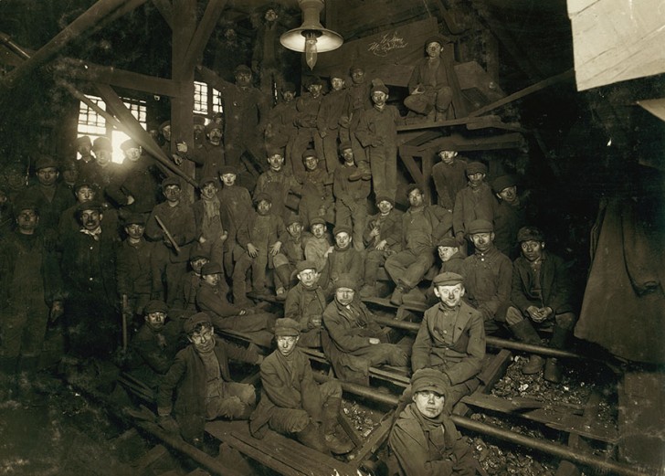 17. Een groep mijnwerkers op de foto