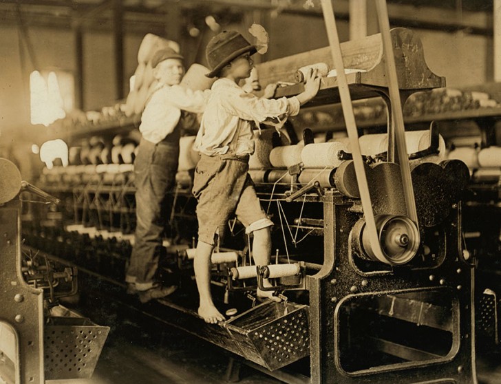 18. Sommige kinderen waren zo klein dat ze op de machines moesten klimmen om de spoelen die vastzaten los te maken