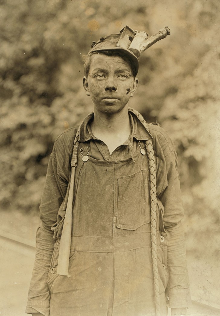 21. Een jonge mijnwerker die moet werken van zeven uur 's ochtends tot vijf uur 's middags