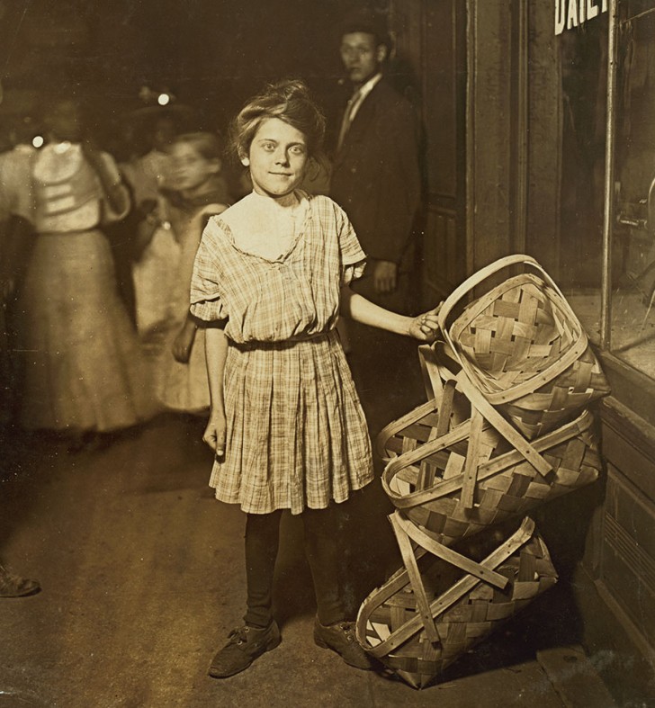 22. Antoinette Siminger, 12 ans, vend des paniers au marché