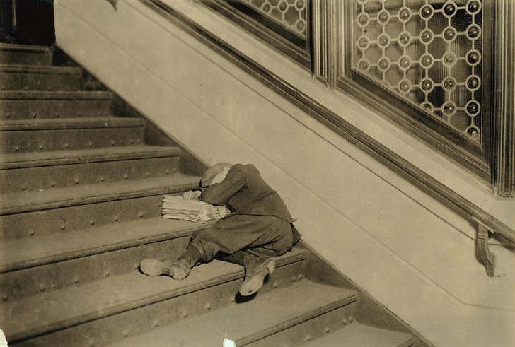 4. Een jonge krantenverkoper is in slaap gevallen op de trap