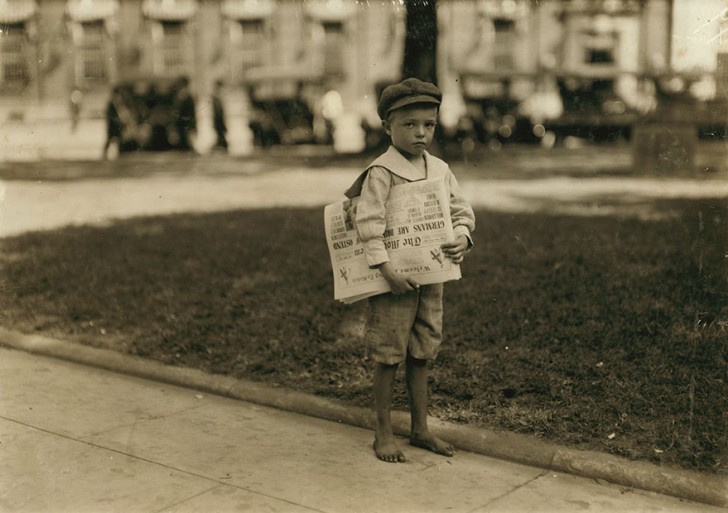 8. Ferris, 7 jaar, verkoopt kranten op straat