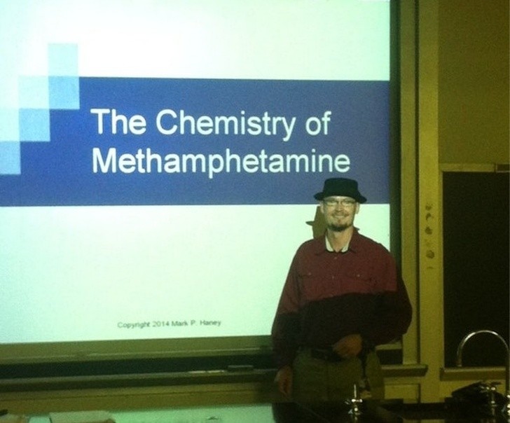1. Per spiegare la chimica delle droghe, questo prof. si è vestito come il personaggio principale della serie Breaking Bad.