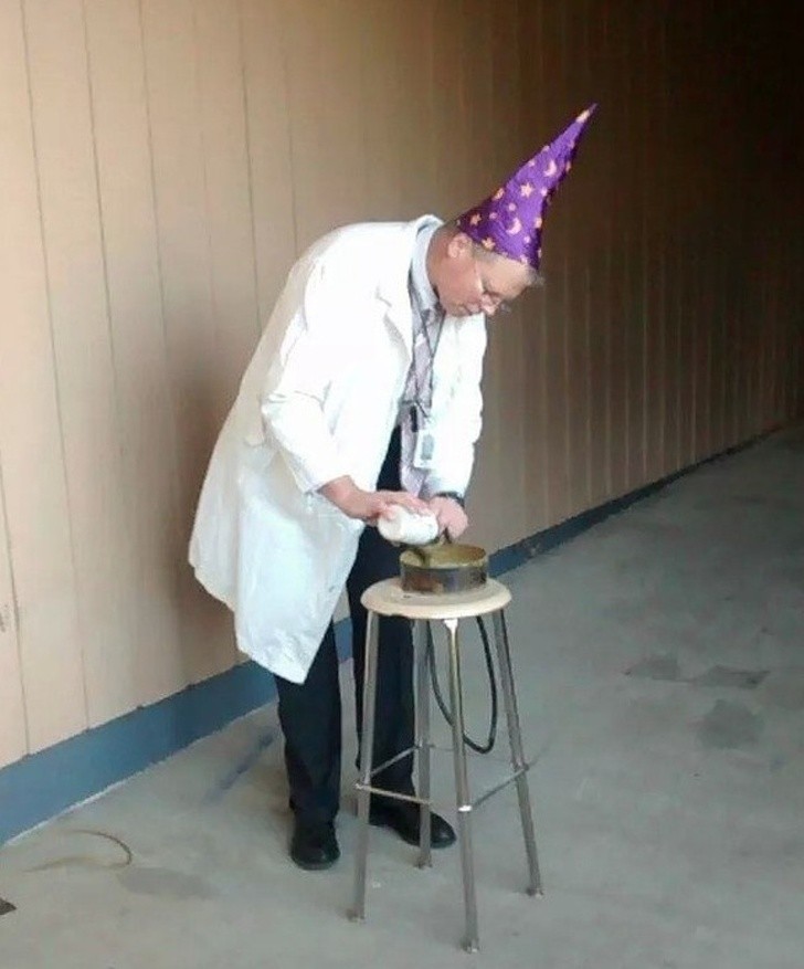 6. Un insegnante di fisica durante la dimostrazione di un esperimento.