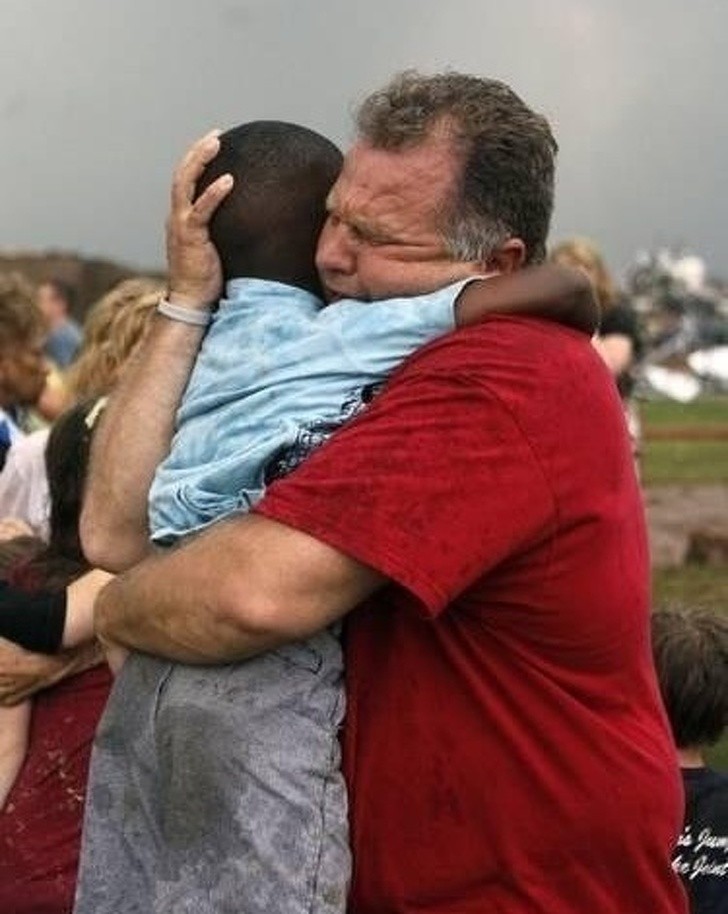 9. Ein Lehrer findet einen seiner Schüler in den Trümmern einer Schule, die von einem Tornado getroffen wurde.