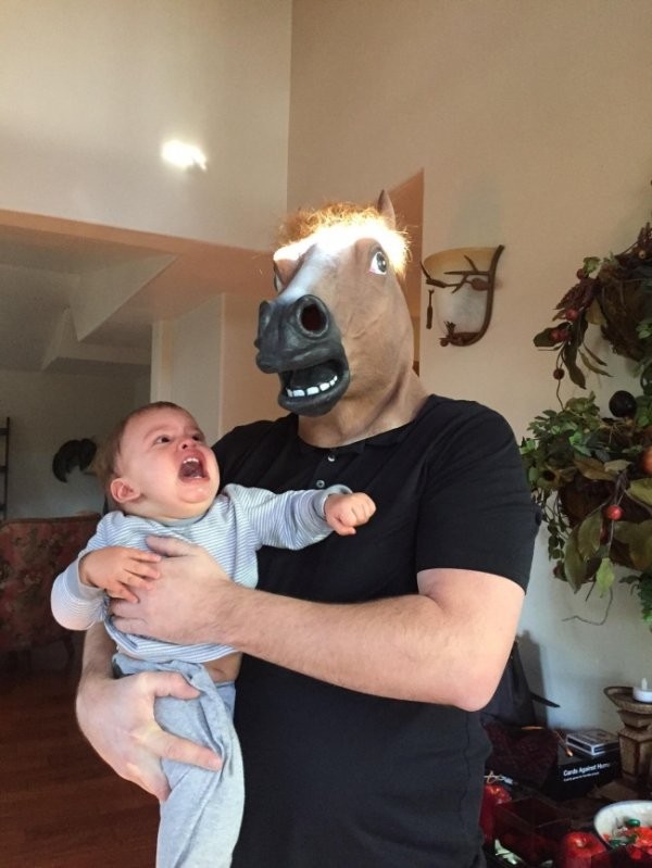 1. Porter un masque qui fait peur à votre fils : il n'y a que les pères pour faire ça!