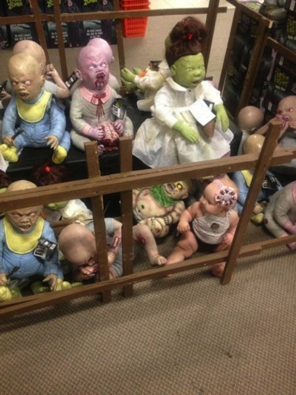 10. Quisieramos saber quien es el que ha creado estas espantosas muñecas...