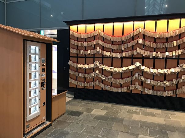 21. Ein wunderbares Beispiel für eine Kombination aus Tradition und Moderne: Am Flughafen Tokio gibt es eine Wand zum Aufhängen von Wünschen und einen Automaten zum Kauf von Karten.