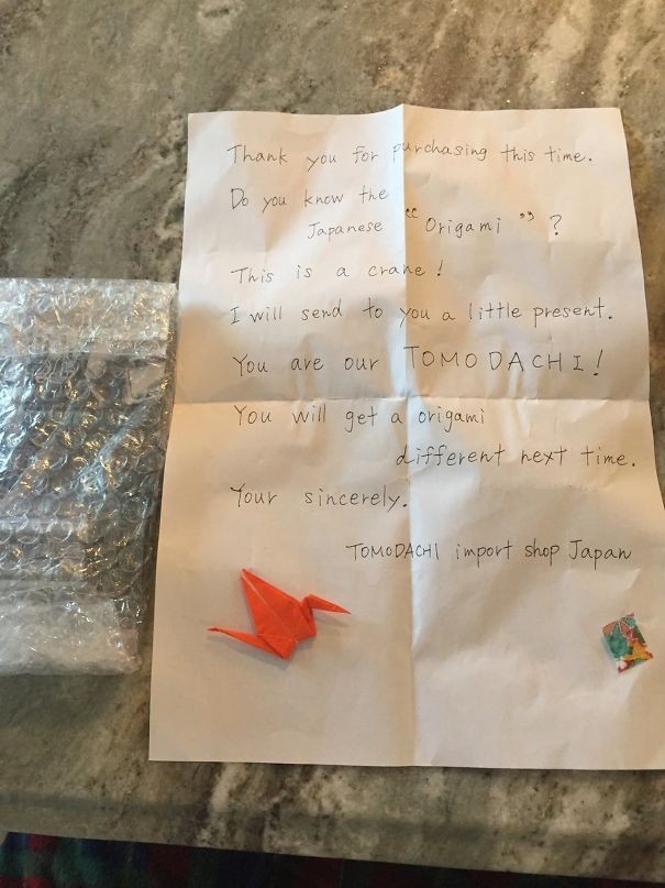 3. Achat sur Amazon accompagné d'une lettre de remerciement manuscrite du vendeur, qui a ajouté un petit origami en cadeau.