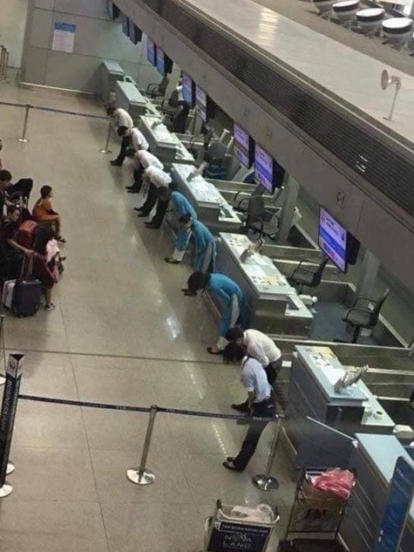
6. Mitarbeiter einer japanischen Fluggesellschaft entschuldigen sich bei den Passagieren für die Verspätung eines Fluges.
