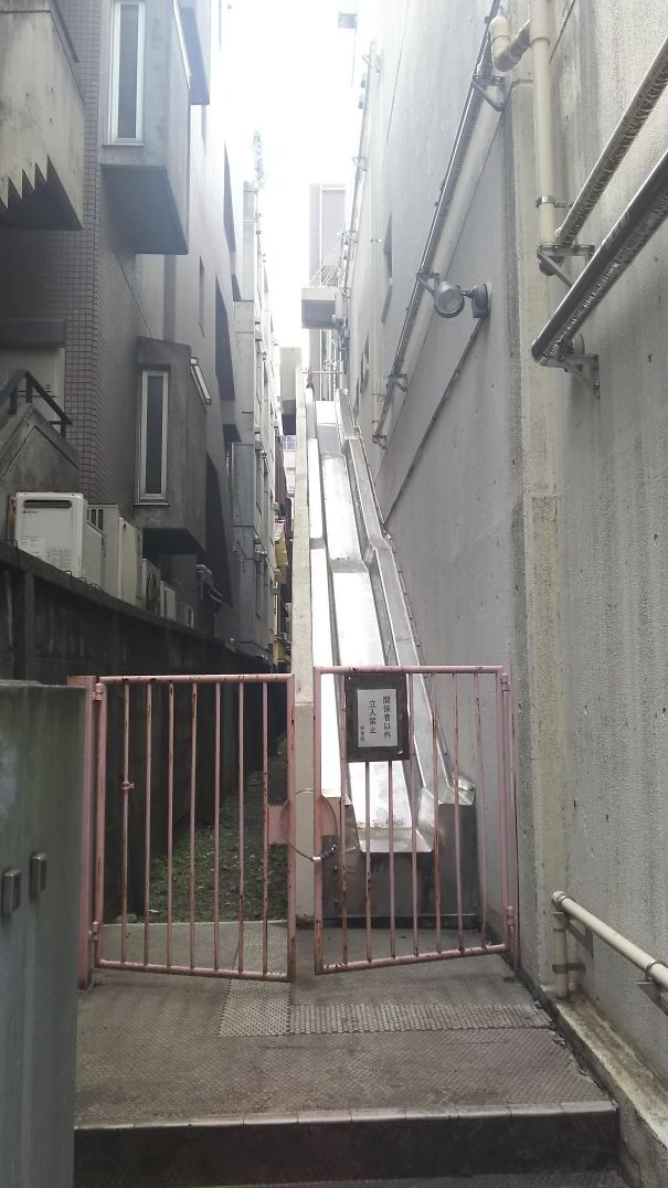 8. La sortie de secours de ce bâtiment au Japon est un toboggan... simple mais efficace.