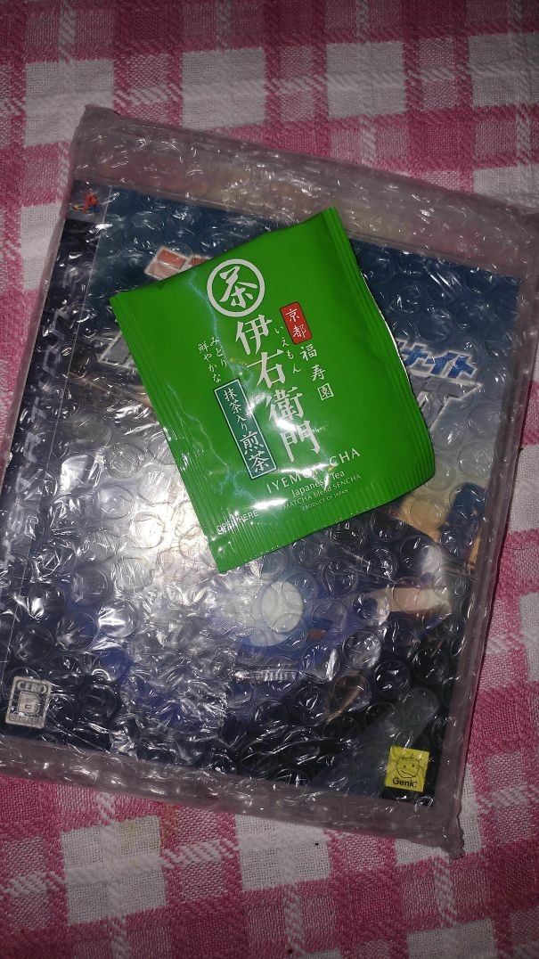 9. Achat sur Ebay d'un jeu PS3 d'un vendeur japonais qui a également inséré un sachet de thé typique de son pays.