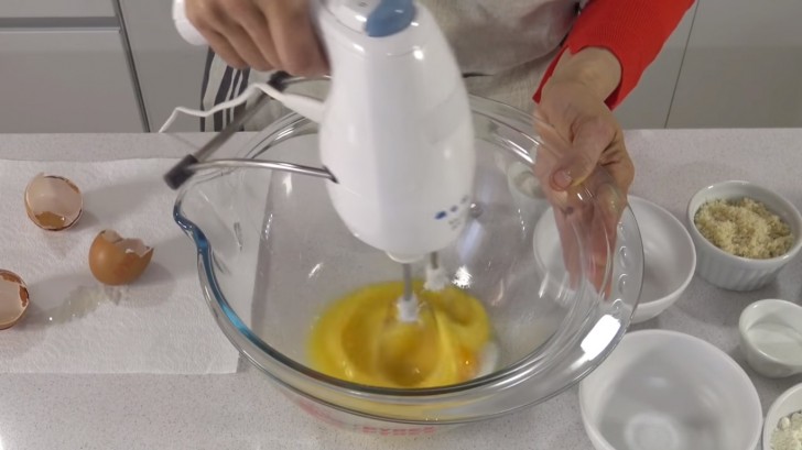Mélangez les œufs, une pincée de sel et le sucre dans un grand bol.