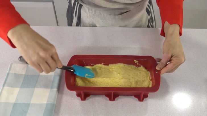 Graissez avec un peu de beurre un plateau adapté aux fours à micro-ondes et versez la pâte : égalisez la surface avec une cuillère. Mettez au micro-ondes à pleine puissance pendant 5 minutes.