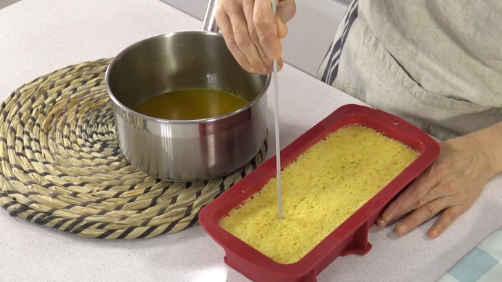 Meanwhile, prepare the orange syrup. First, bring the orange juice to a boil together with the sugar and orange zest, and turn off the heat at the first sign of boiling.