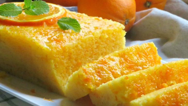 Voici le gâteau à l'orange, cuit en seulement 5 minutes ! Garnissez le de feuilles de menthe ou de crème glacée.