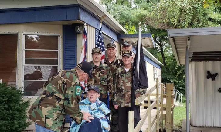 11. Questi veterani hanno costruito a un loro compagno più anziano, una rampa per permettergli di uscire di casa con la sedia a rotelle