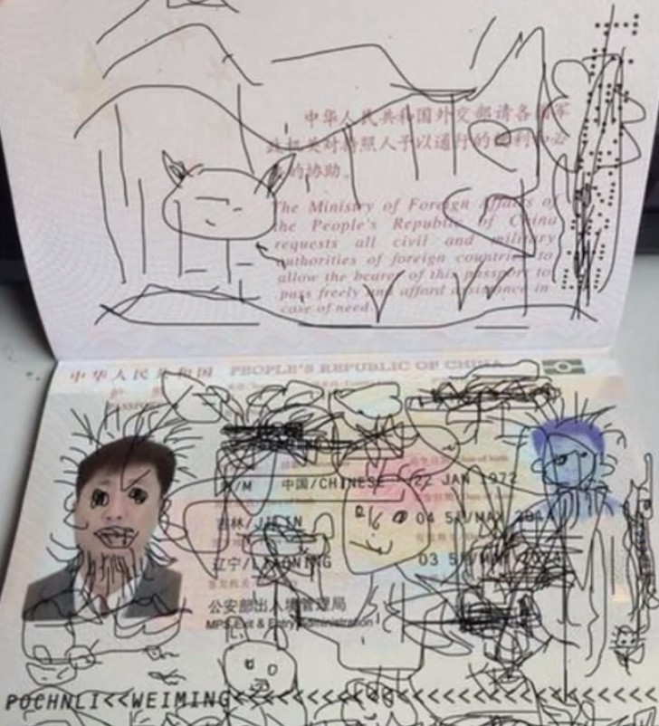 4. En l'absence de feuilles, cet enfant chinois a exprimé sa veine artistique sur le passeport de son père....