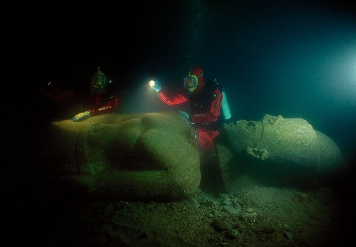21. La statue submergée d'un pharaon trouvée près de la ville submergée d'Héraklion.