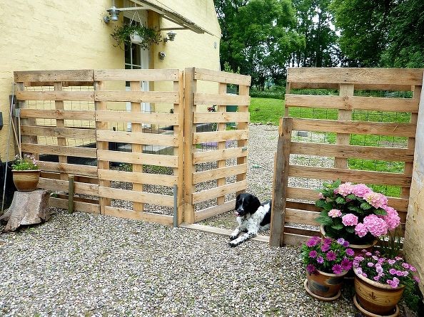 8. With wooden pallets, you can quickly create a fence to enclose spaces ... a decidedly economical and durable solution!