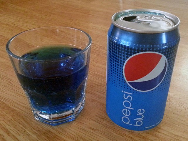 8. Pepsi Blu trinken