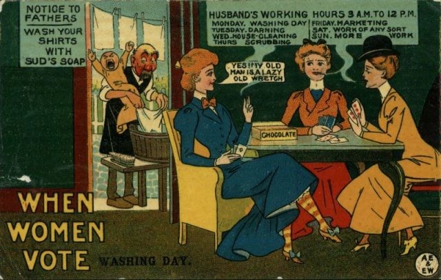 Die Frauen porträtierten das Rauchen, Schokolade essen und Karten spielen, während der Mann sich um das Bad seines Sohnes kümmert.