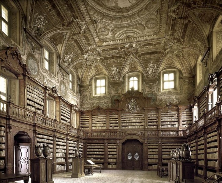 20. Biblioteca Statale Oratoriana del monumento nazionale dei Girolamini - Napoli, Italia
