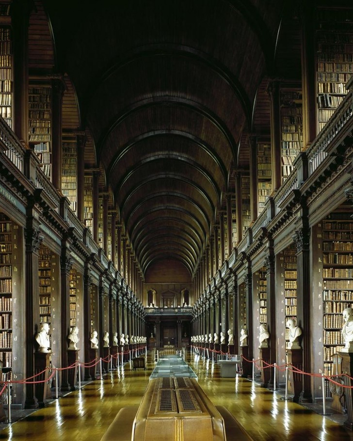 8. Libreria del Trinity Colege - Dublino, Irlanda