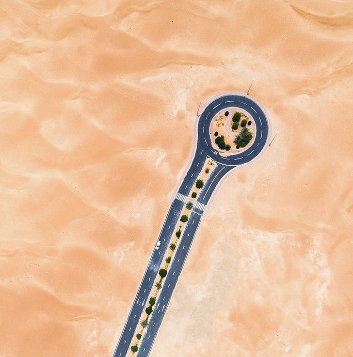 18. Un curieux rond-point sans débouché au milieu du désert des Emirats Arabes Unis.... Peut-être le début d'une route qui n'est pas encore terminée ?