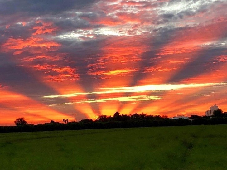 5. Un lever de soleil spectaculaire au Texas.... à quoi les striures seront-elles dues ?