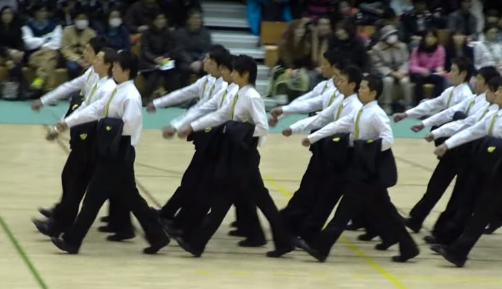 Esta exhibicion de marcha sincronizada japonesa es tan perfecta que quedaran hipnotizados - 1